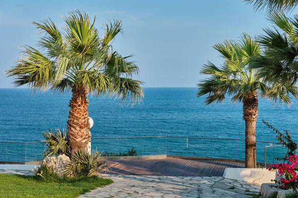 Tengerpart, fehér kő köpeny Kalymnos szigetén vagy kormányzó strand Cipruson. Tengerpart a Földközi-tenger körül festői természet. — Stock Fotó