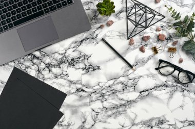 Ofis ekipmanları, malzemeler ve kırtasiye malzemeleriyle en iyi görüntü. Fotokopi alanı olan mermer masa. Eğitim, iş geçmişi. Yakın plan..