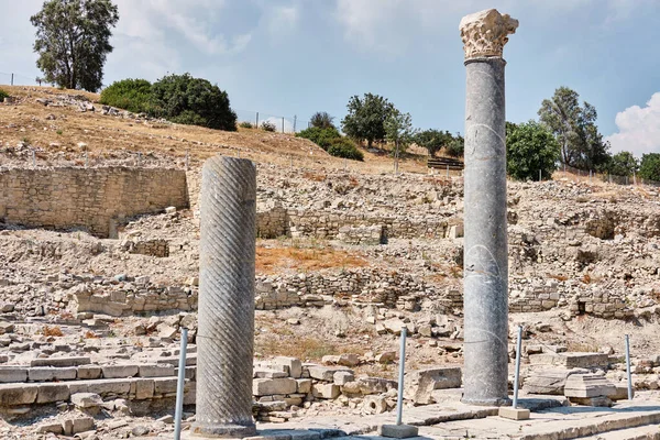 Ruinas de Santuario de Apollo Hylates ubicado en la playa del mar Mediterráneo. Cerca de una antigua ciudad griega de Kourion. Limassol, Episcopías, Chipre. —  Fotos de Stock