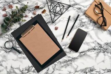 Ofis ekipmanları, malzemeler ve kırtasiye malzemeleriyle en iyi görüntü. Fotokopi alanı olan mermer masa. Eğitim, iş geçmişi. Yakın plan..