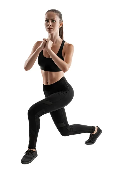 Brunette femme aux jambes noires, haut et espadrilles pose isolée sur blanc. Condition physique, gymnase, concept de mode de vie sain. Longueur totale. — Photo