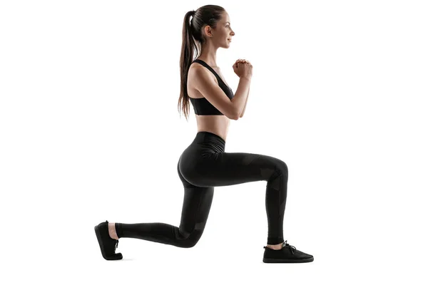 Brunette femme aux jambes noires, haut et espadrilles pose isolée sur blanc. Condition physique, gymnase, concept de mode de vie sain. Longueur totale. — Photo