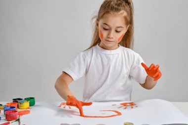 Güçlü adam, yüzünde morluklar olan korkmuş sarışın kadını boğuyor. Gri stüdyo arka planında poz vermek. Aile içi şiddet, taciz. Yakın plan..