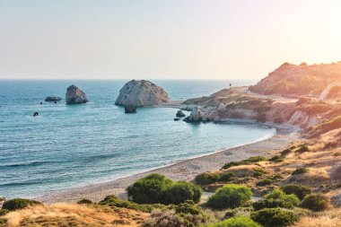 Kıbrıs 'ın Paphos kenti yakınlarında Afrodit' in doğduğu yerde çekilmiş. Popüler bir tatil beldesi. Turizm, tatil, seyahat, eğlence konsepti.