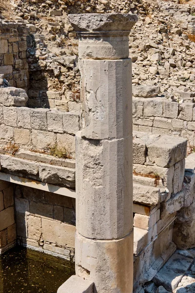 Ruinas de Santuario de Apollo Hylates ubicado en la playa del mar Mediterráneo. Cerca de una antigua ciudad griega de Kourion. Limassol, Episcopías, Chipre. —  Fotos de Stock