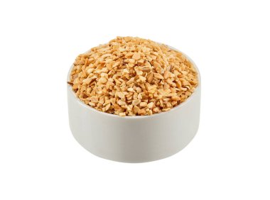 Beyaz arka planda izole edilmiş bir kasede ezilmiş sarımsak ve metin veya görüntü için fotokopi alanı. Baharatlar ve bitkiler. Paketleme konsepti. Yakın plan..