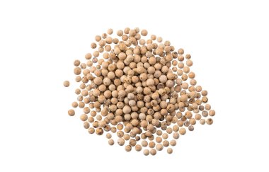 Beyaz arkaplanda izole edilmiş beyaz biber taneleri metin ve görüntüler için kopyalama alanı. Baharatlar ve bitkiler. Yakın çekim, üst görünüm.