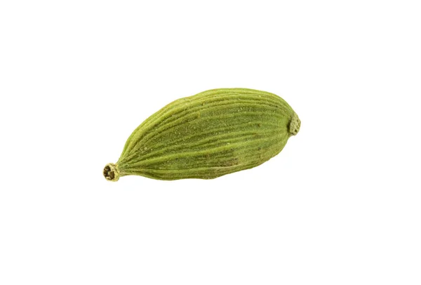 Polvo de cardamomo verde aislado sobre fondo blanco con espacio para copiar texto o imágenes. Especialidades, comida, concepto de cocina. Foto de cierre. — Foto de Stock