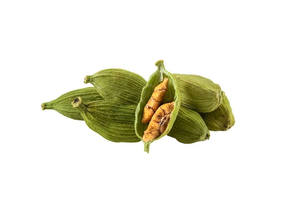 Gousses de cardamome vert dont les graines sont isolées sur fond blanc avec un espace de copie pour le texte ou les images. Épices, nourriture, concept de cuisine. Gros plan. — Photo