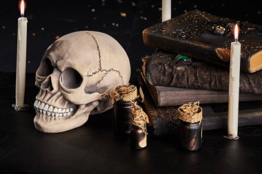 Ahşap, siyah arka planda dişleri olan bir insan kafatasının gerçekçi modeli. Tıp bilimi ya da Cadılar Bayramı korku konsepti. Yakın çekim..