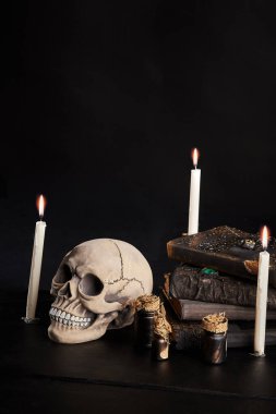 Ahşap, siyah arka planda dişleri olan bir insan kafatasının gerçekçi modeli. Tıp bilimi ya da Cadılar Bayramı korku konsepti. Yakın çekim..