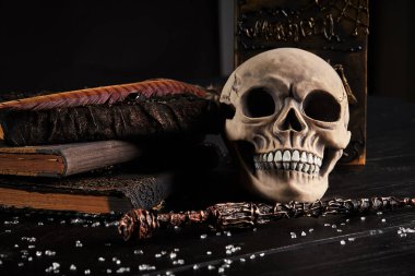 Ahşap, siyah arka planda dişleri olan bir insan kafatasının gerçekçi modeli. Tıp bilimi ya da Cadılar Bayramı korku konsepti. Yakın çekim..