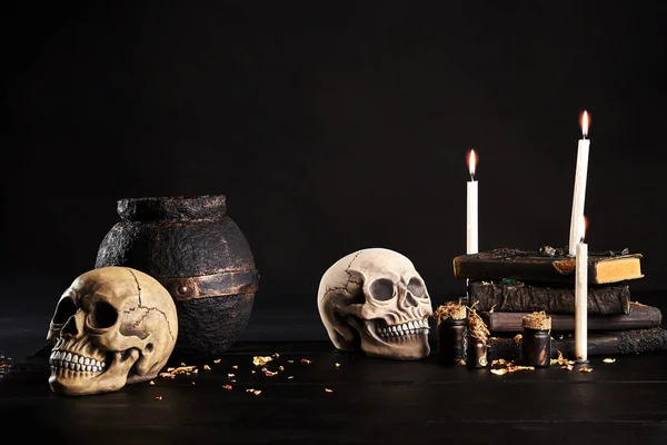 Modèle réaliste d'un crâne humain avec des dents sur une table sombre en bois, fond noir. Science médicale ou concept d'horreur de l'Halloween. Gros plan. — Photo