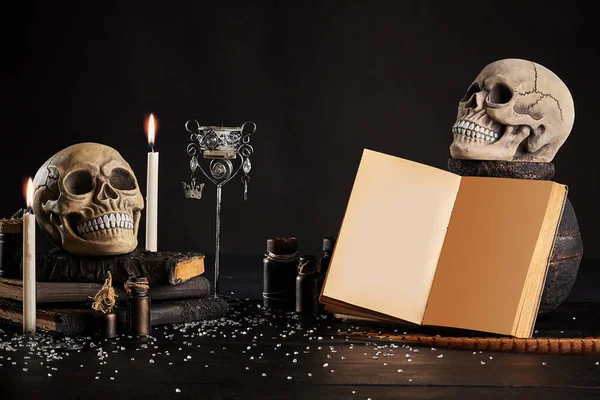 Realistisch model van een menselijke schedel met tanden op een houten donkere tafel, zwarte achtergrond. Medische wetenschap of Halloween horror concept. Close-up opname. — Stockfoto