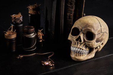 Ahşap, siyah arka planda dişleri olan bir insan kafatasının gerçekçi modeli. Tıp bilimi ya da Cadılar Bayramı korku konsepti. Yakın çekim..