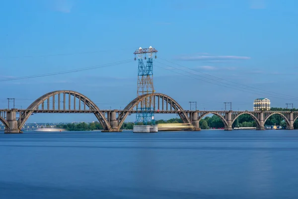 Malerische Landschaft der ukrainischen Dnipro-Stadt mit einer alten Bogenbrücke der Eisenbahn über den Dnjepr in der Ukraine. — Stockfoto