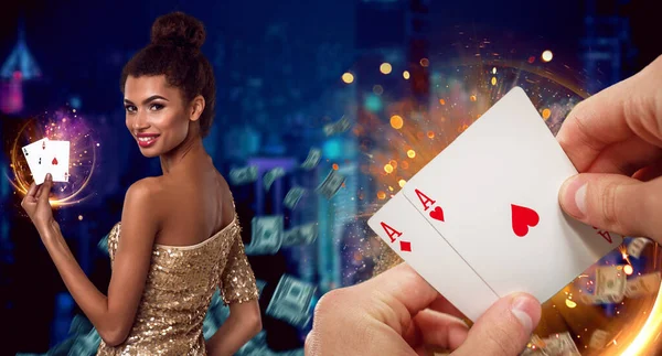 Hände eines unbekannten Mannes, der zwei Asse hält. Lächelnde Frau zeigt Spielkarten und posiert auf buntem Hintergrund mit fliegenden Dollars. Poker, Casino. Nahaufnahme — Stockfoto