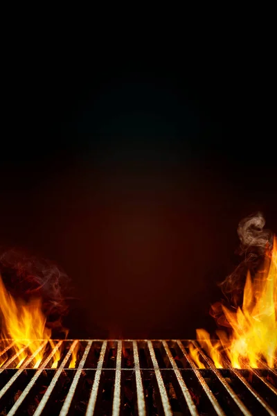 Forró üres grill grill grill grill világos lángoló tűz és füst fekete háttérrel. Készen áll az étel elhelyezésére. Zárás, másolás. — Stock Fotó