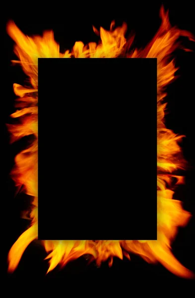 Marco de llamas de fuego ardientes brillantes borrosas contra el fondo negro. Cerrar, copiar espacio para su diseño, texto o imágenes — Foto de Stock