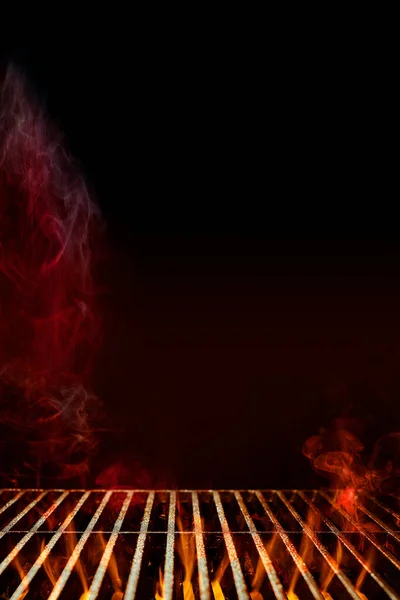 Κενό μπάρμπεκιου χάλυβα σχάρα μπάρμπεκιου με καύση φωτιά και καπνό σε μαύρο φόντο. Σκέψη μαγειρικής. Κλείσιμο, αντιγραφή χώρου — Φωτογραφία Αρχείου