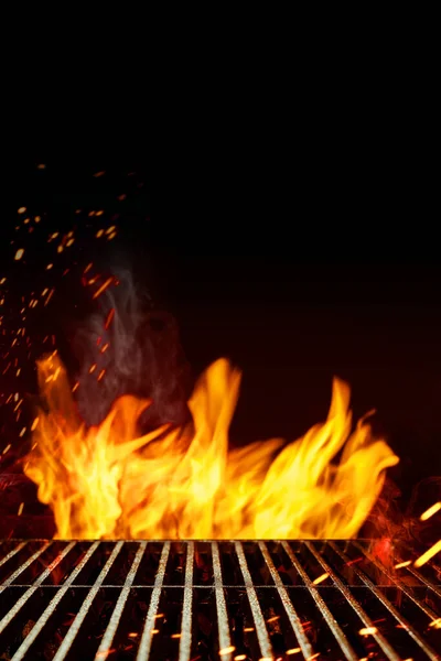 Grade de churrasco churrasco vazio com fogo flamejante brilhante borrado e faíscas, fumaça no fundo preto. Conceito de cozinha. Fechar, espaço de cópia — Fotografia de Stock