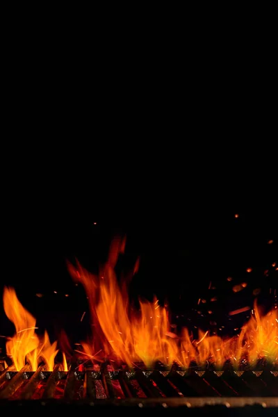 燃える火、火花と黒の背景に溶解炭と空の熱いバーベキューバーベキューグリルグリッド。料理のコンセプト。閉じ、スペースをコピー — ストック写真