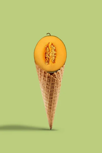 半熟的黄色甜甜的圆锥甜甜的甜瓜盖在浅绿色背景上.健康的营养,季节性的水果收获.关闭，复制空间 — 图库照片