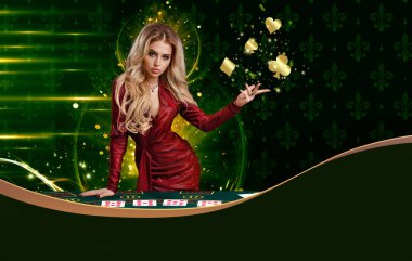 Kırmızı elbiseli sarışın kadın altın renkli kart takımları gösteriyor, oyun masasına yaslanıyor, renkli arka planda poz veriyor. Uzayı kopyala Poker, kumarhane