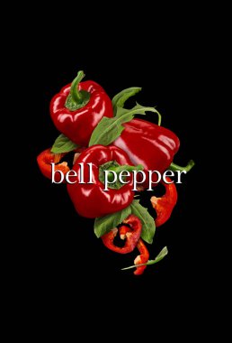 Tam ve dilimlenmiş kırmızı kırmızı kırmızı biber, yeşil roka ve yazılı dolma biber. Siyah arka planda sebzeler. Kapat.