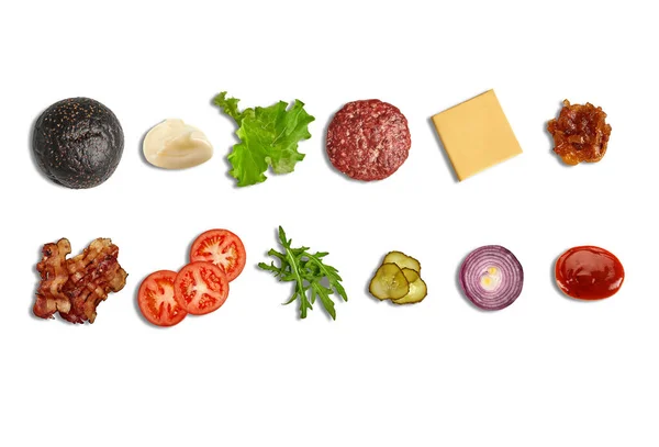 Set de ingredientes para sabrosa hamburguesa negra aislada sobre fondo blanco. Cocinar, comida rápida. Diseño de pancartas. Cerrar, copiar espacio — Foto de Stock