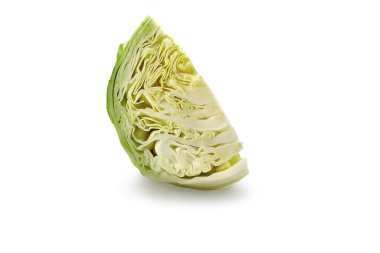 Kesilmiş bir parça açık yeşil lahana beyaz arka planda izole edilmiş. Yumuşak yapraklı sebze, yaz hasadı. Kapat, boşluğu kopyala