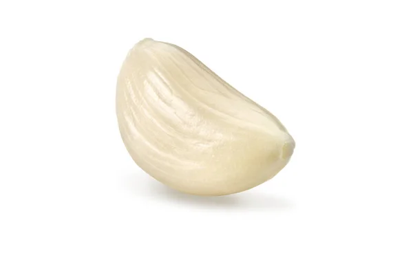 Um dente de alho maduro descascado, isolado no fundo branco. Vegetais, especiarias. Colheita de verão fresca. Fechar, espaço de cópia — Fotografia de Stock