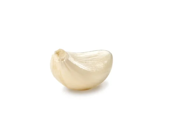 Um dente cru e descascado de alho isolado no fundo branco. Vegetais, especiarias. Ingrediente fresco, colheita de verão. Fechar, espaço de cópia — Fotografia de Stock