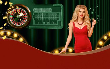 Kırmızı elbiseli manken yeşil fişleri gösteriyor, gülümsüyor. Rulet, uçan paralar, ışıklar ile renkli arka planda poz vermek. Uzayı kopyala Poker, kumarhane
