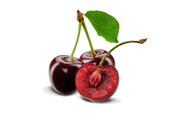İki tane koyu kırmızı, yeşil yapraklı ve bir tane de beyaz arka planda ikiye bölünmüş kiraz. Lezzetli aromalı olgun meyveler. Yaz hasadı. Kapat, boşluğu kopyala