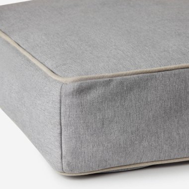 Ayrıntılı dikiş ve boruları vurgulayan, işçiliği ve kaliteyi vurgulayan gri kumaş döşemelerinin yakın çekim görüntüsü