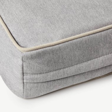 Gri kumaş döşeme, bej borular, kaliteli işçilik ve konforlu tasarım.