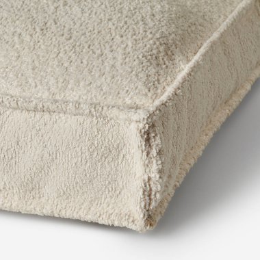 Konforlu bej yastık köşesi, yumuşak kabarık dokular, rahat iç kısımlar için mükemmel.