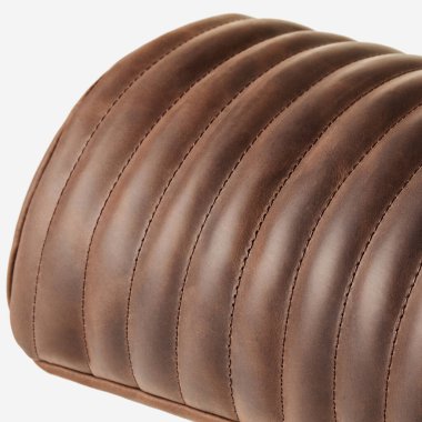 Detaylı dikişli kahverengi deri döşeme desenli ve lüks bir yüzey yaratır.