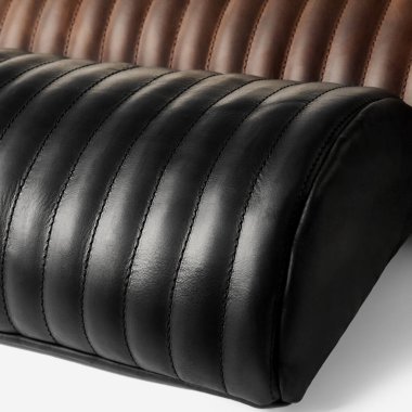 Dikilmiş siyah ve kahverengi deri döşeme, işçilik ve rahat mobilyalar için lüks dokular.