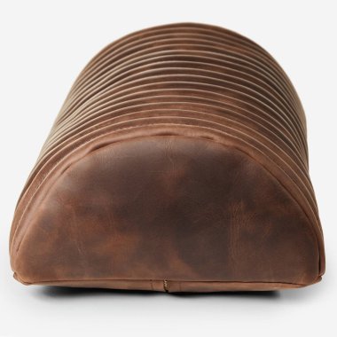 Süslü kahverengi deri motosiklet koltuğu, tırtıklı tasarım, kaliteli işçilik ve detaylara dikkat.
