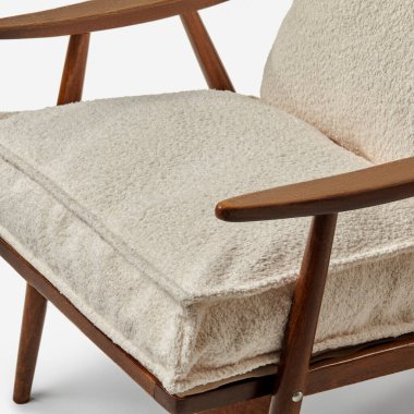 Ahşap çerçeveli rahat koltuklar ve yumuşak yastıklar modern iç mekanlar için rahat ve şık bir oturma imkânı sunuyor.