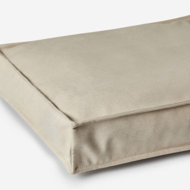 Rahat ve rahatlatıcı boş bej köpek yatağı evcil hayvanların dinlenmesi ve uyuması için rahat bir yer sağlıyor.