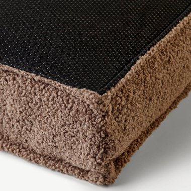 Rahat kahverengi bir evcil hayvan yatağına yakın çekim. Yumuşak ve davetkar dokusunu sergiliyor. Evcil hayvanlara rahat bir dinlenme yeri sağlamak için mükemmel.