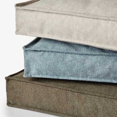 Rahat yer minderleri rahat ve davetkar bir atmosfer yaratıyor.