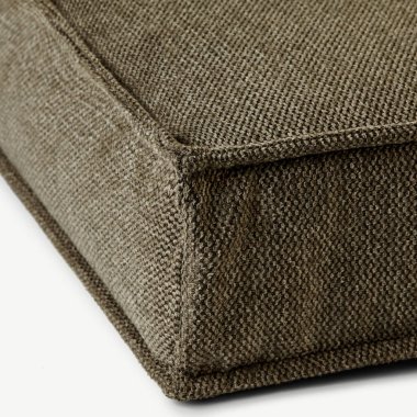 Döşeme mobilyalarının kumaş dokusunu ve dikişlerini vurgulayan detaylar