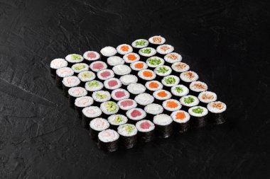 Ton balığı, somon, salatalık, avokado, krem peynir ve surimi soslu çeşitli hosomaki suşileri.