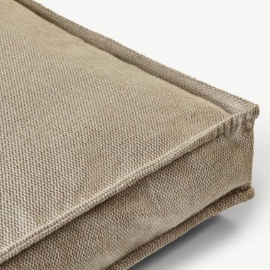 Bej renkli kumaş yastık köşesi ayrıntılı dikişleri gösteriyor, desenli ve davetkar bir yüzey oluşturuyor