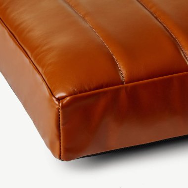 Kahverengi deri yastık detaylarında dikiş ve işçilik gösteriliyor, iç tasarım, mobilya veya lüks yaşam tarzı projeleri için ideal