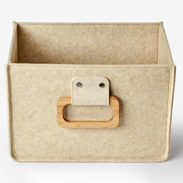 Ahşap saplı bej keçeli kutu, herhangi bir alanı düzenlemek ve azaltmak için mükemmel.